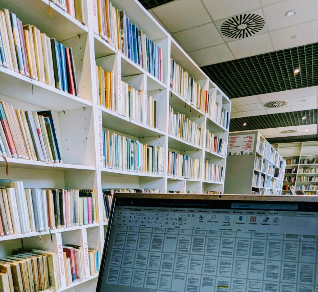 Kręgi literackie. Pisanie książki w bibliotece